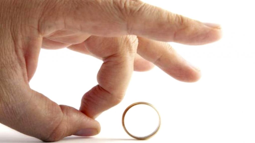 El divorcio unilateral se gestiona cuando solo uno de los cónyuges introduce la demanda de divorcio.
